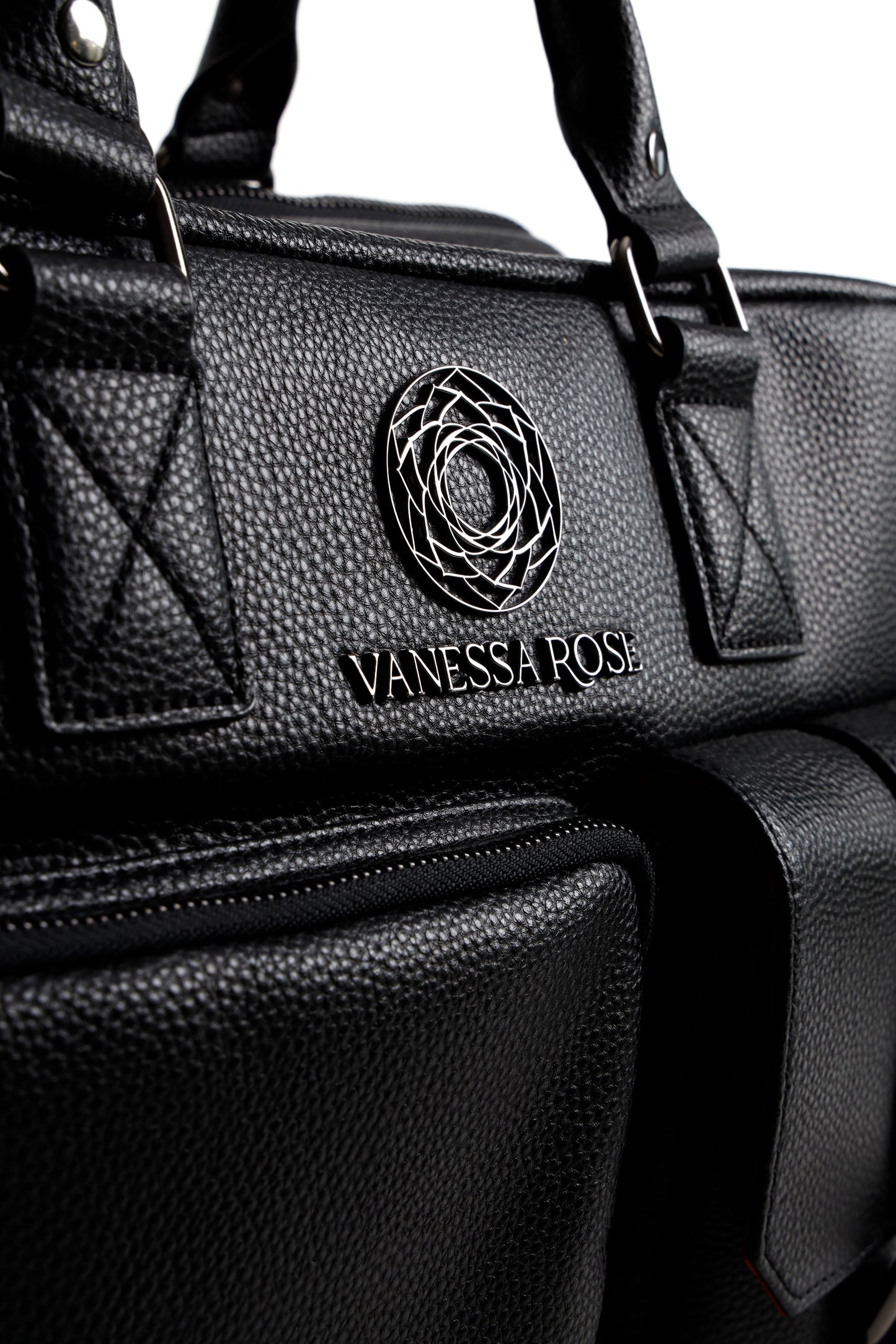 Nahaufnahme der seitlichen Taschen + Logo und Schriftzug von der Kameratasche Aurora in schwarz für Frauen