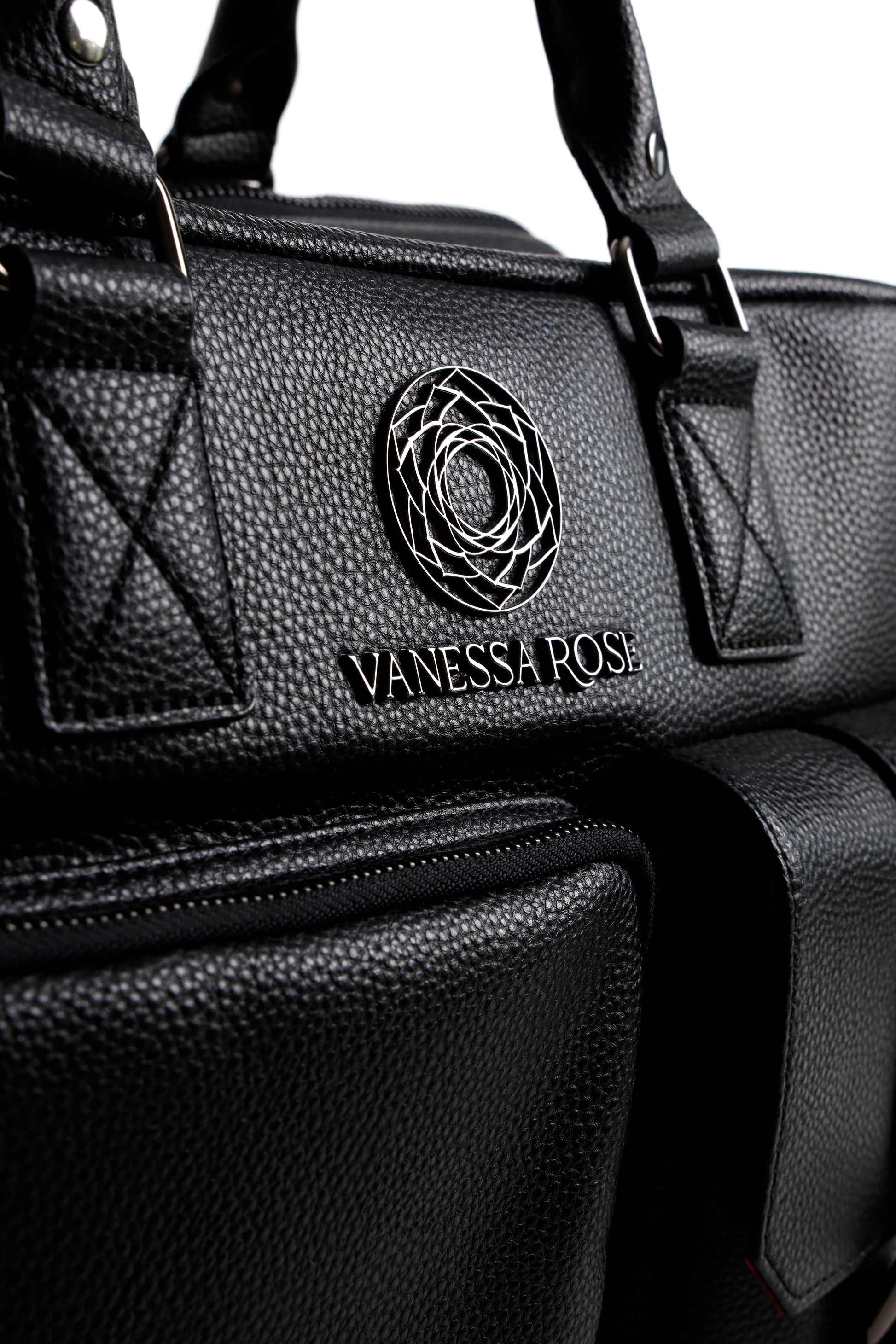 Nahaufnahme der seitlichen Taschen + Logo und Schriftzug von der Kameratasche Aurora in schwarz für Frauen