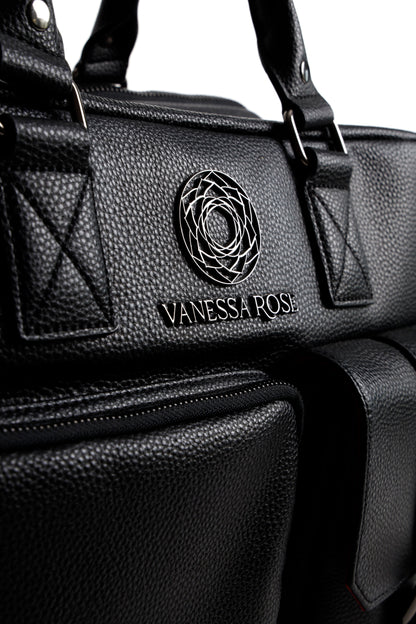 Nahaufnahme der seitlichen Taschen + Logo und Schriftzug von der Kameratasche Aurora in schwarz für Frauen