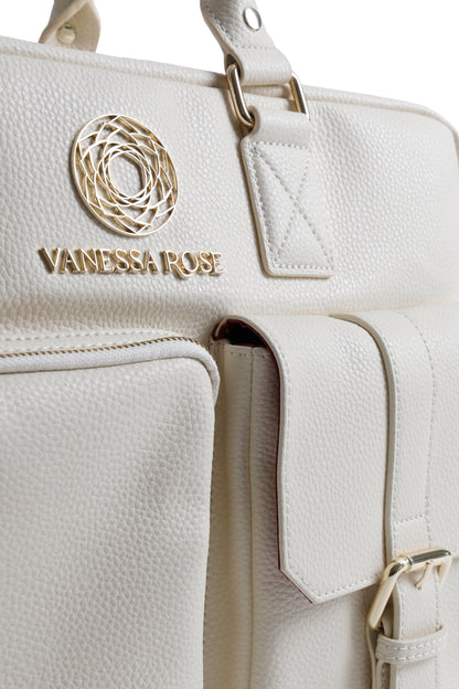 Nahaufnahme der seitlichen Taschen + Logo und Schriftzug von der Kameratasche Aurora in weiß für Frauen