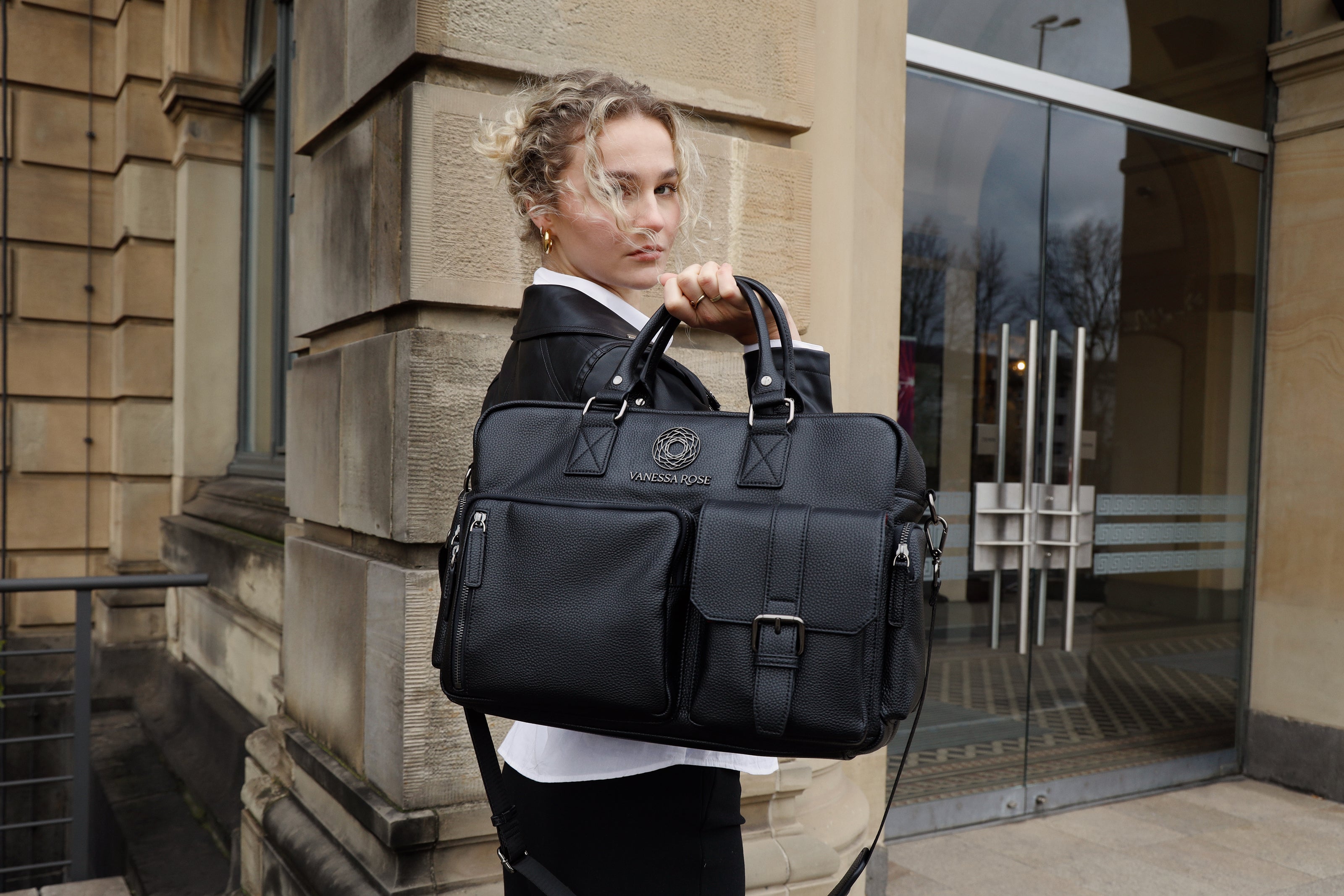 Frau trägt Kameratasche Aurora in Schwarz hinter ihrer Schulter