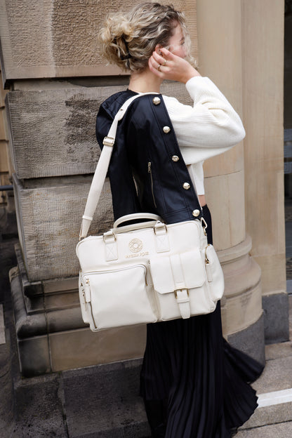 Frau trägt Kameratasche Aurora in weiß mit Tragegurt über ihre Schulter